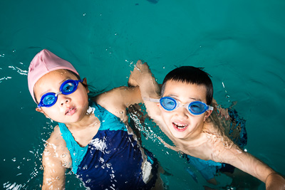 2 kids swim lesson